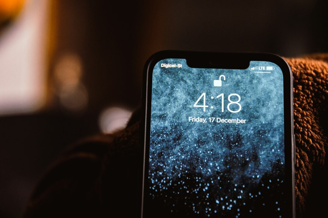 Smartphone with a security lock screen